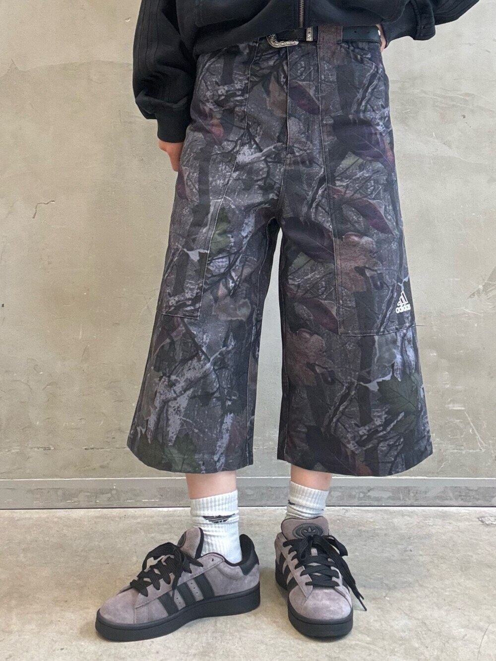 ブラック系のパーカー、ブラック系のその他パンツ、ブラウン系のスニーカーを着用したレディースの夏コーディネートの4枚目の写真