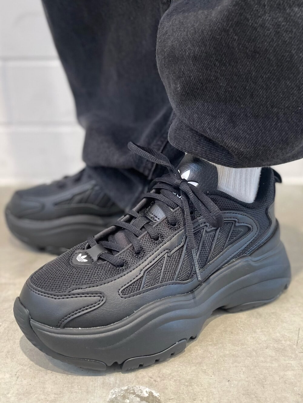 ブラック系のスニーカー、ブラック系のTシャツ/カットソー、グレー系のショルダーバッグを着用したレディースの冬コーディネートの6枚目の写真