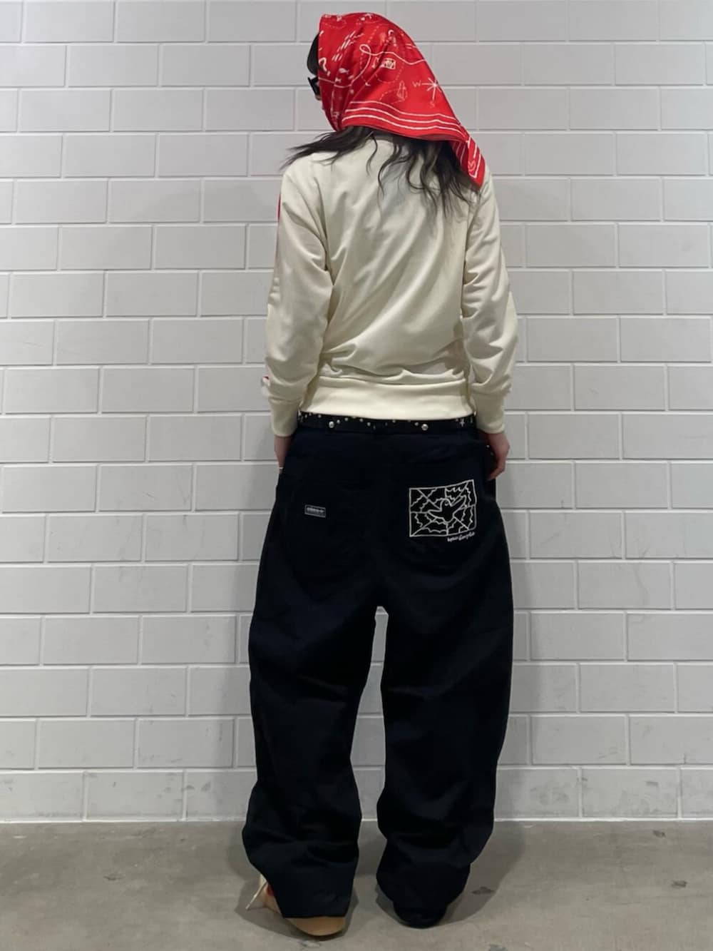 ブラック系のその他パンツ、ホワイト系のシューズ、ベージュ系のジャージを着用したレディースの冬コーディネートの3枚目の写真