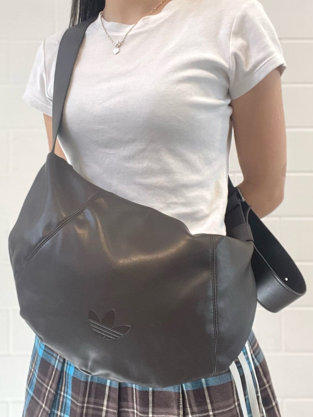 ブラウン系のスカート、ブラウン系のショルダーバッグ、ホワイト系のシューズを着用したレディースの春コーディネートの4枚目の写真