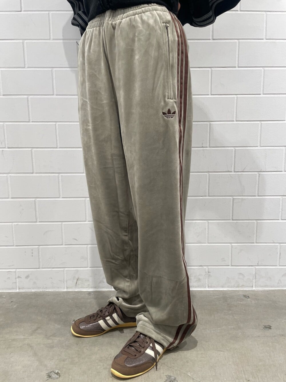 ベージュ系のその他パンツ、ブラック系のブルゾン、ブラウン系のスニーカーを着用したレディースの冬コーディネートの5枚目の写真