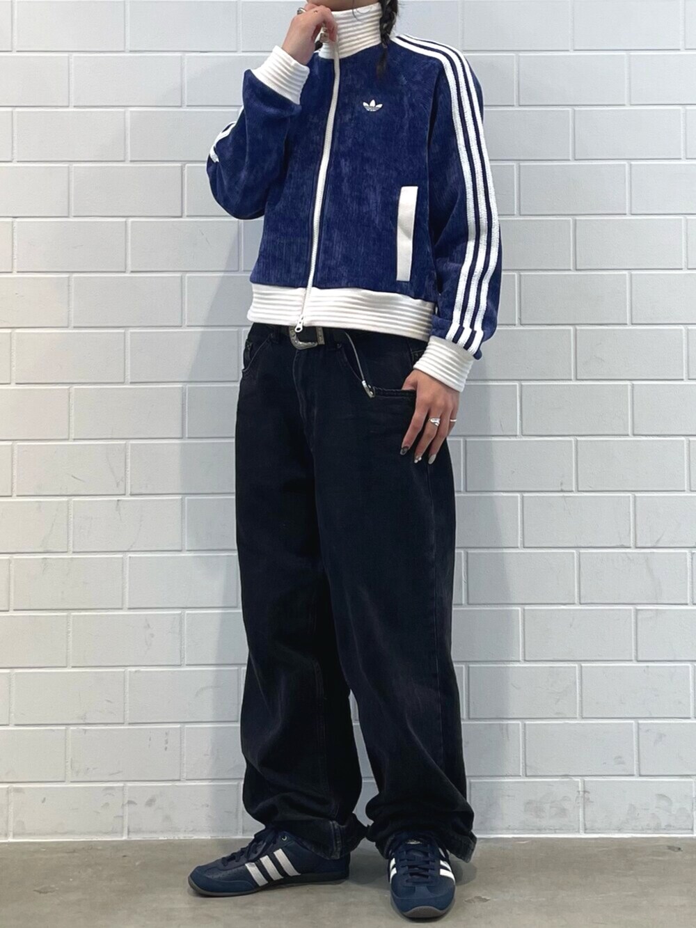 ブルー系のスニーカー、ブルー系のブルゾンを着用したレディースの秋コーディネートの2枚目の写真