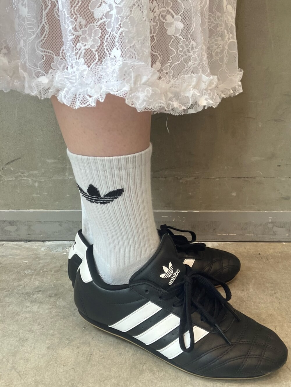 「スニーカー、スカート、Tシャツ、adidas、アディダス、adidas originals、アディダスオリジナルス、lowprofile、TAEKWONDO」｜「adidasのカットアウト カリ半袖Tシャツ / アディダスオリジナルス adidas Originals（Tシャツ/カットソー、ブラック系）」を使った、RTさん（レディース・160cm）の夏コーディネートの6枚目の写真
