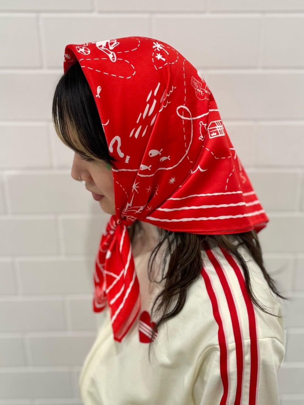 ブラック系のその他パンツ、ホワイト系のシューズ、ベージュ系のジャージを着用したレディースの冬コーディネートの4枚目の写真