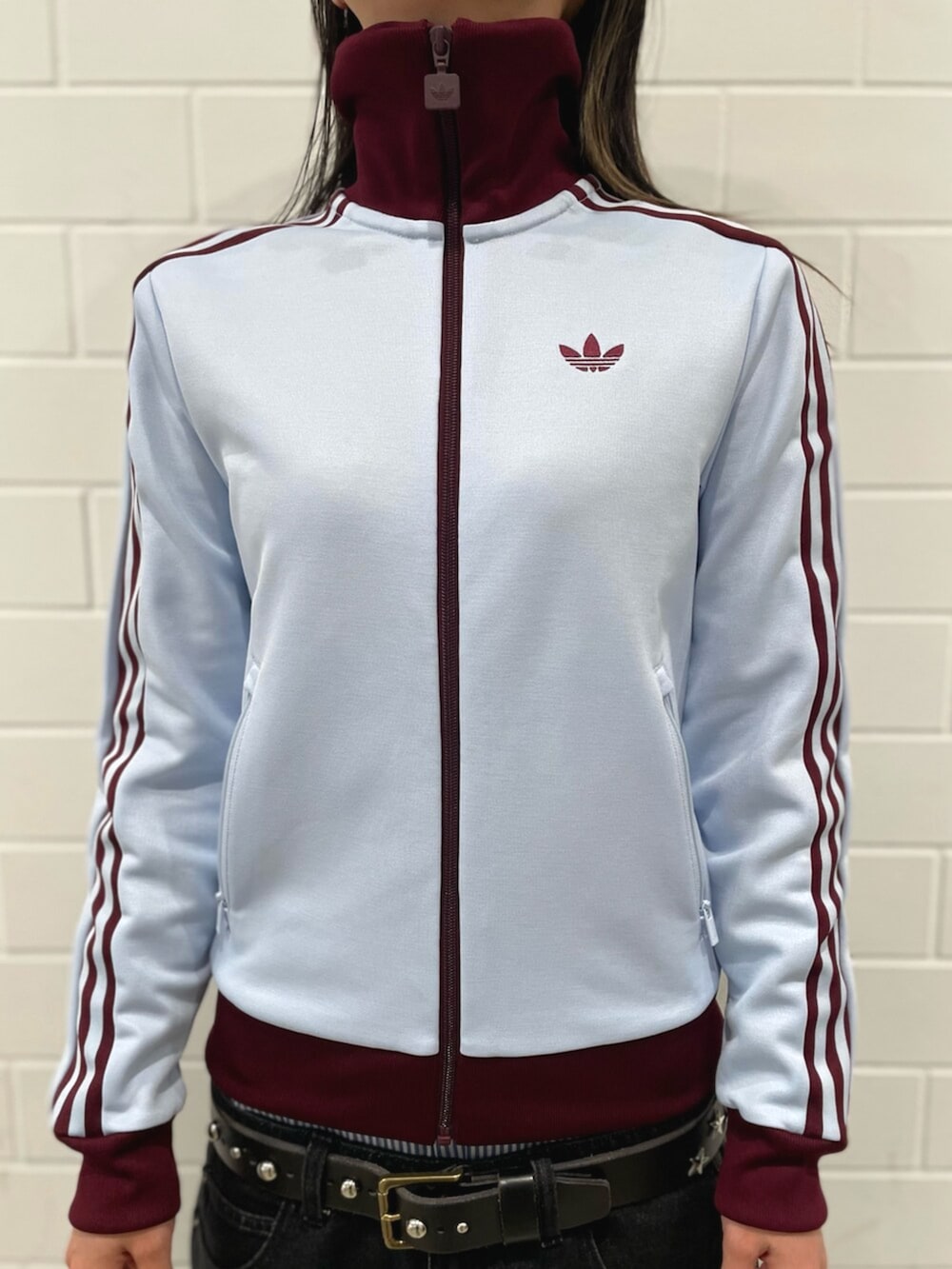 レッド系のスニーカー、ブルー系のトップス、ブラック系のデニムパンツを着用したレディースの春コーディネートの4枚目の写真