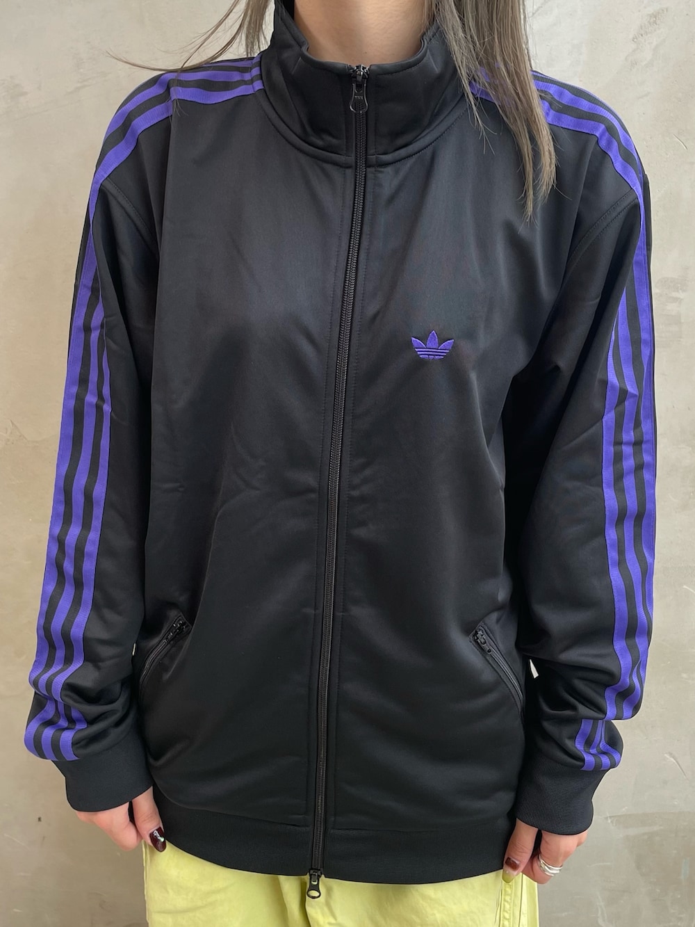 ブラック系のジャージ、グリーン系のカーゴパンツ、ブラック系のシューズを着用したレディースの秋コーディネートの3枚目の写真