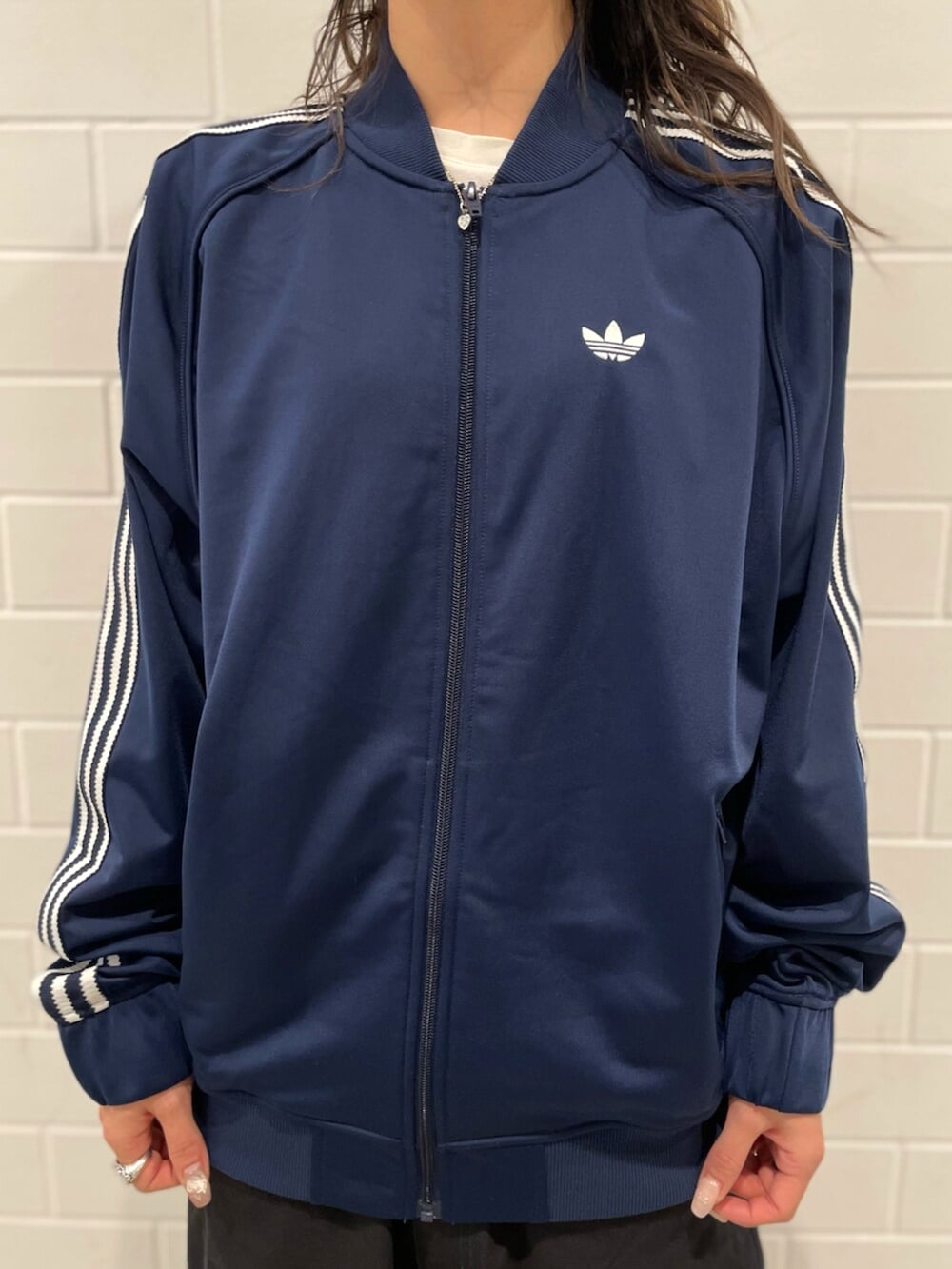 ブルー系のシューズ、ブラック系のその他パンツ、ブルー系のジャージを着用したレディースの冬コーディネートの4枚目の写真