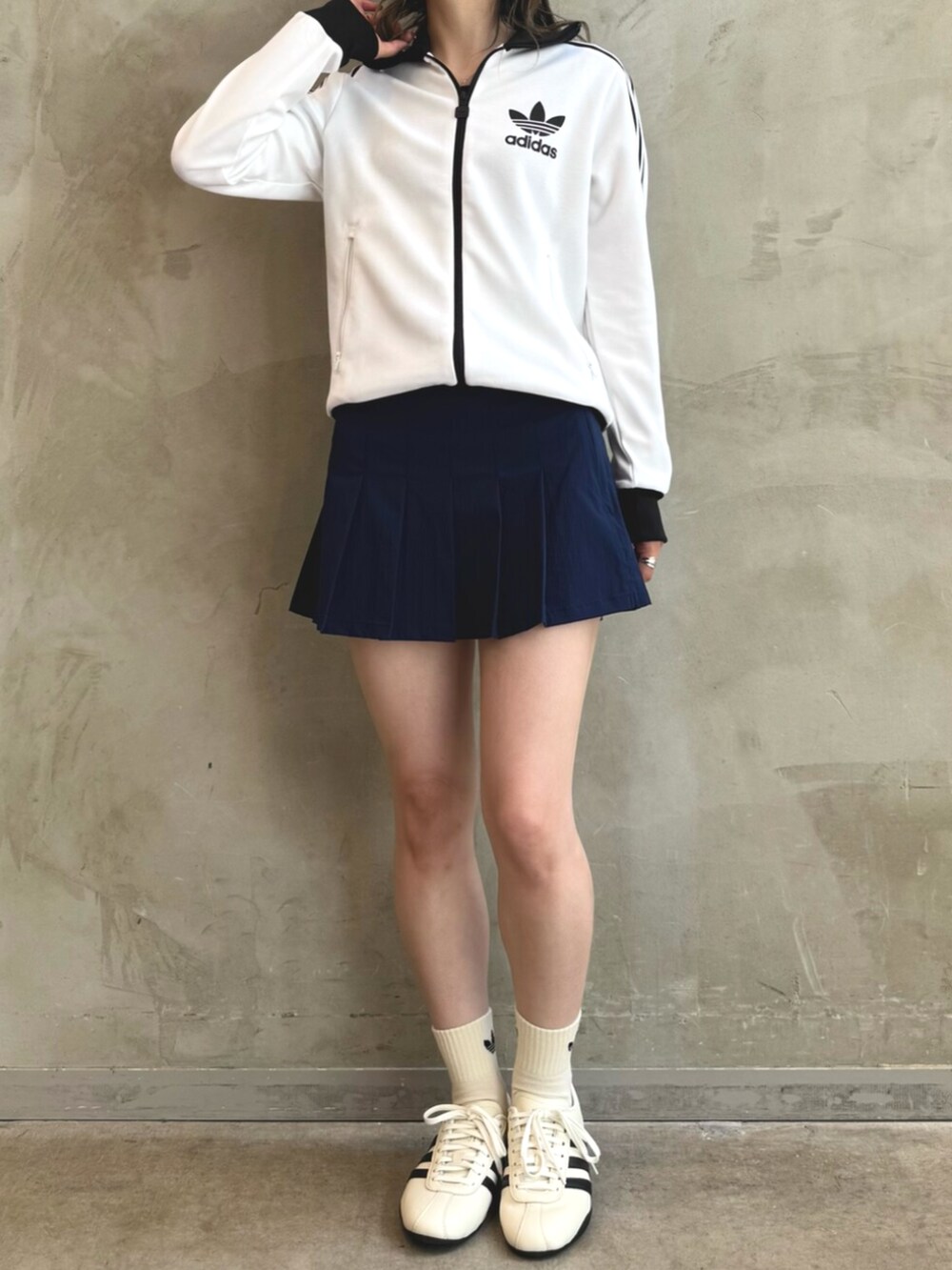 ホワイト系のトップス、ブルー系のスカート、ホワイト系のスニーカーを着用したレディースの夏コーディネートの2枚目の写真