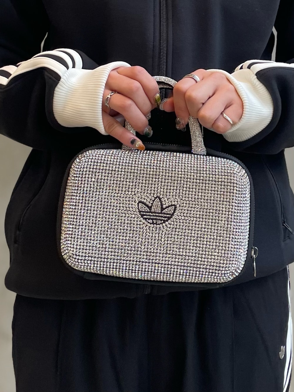 「スニーカー、adidas、クラッチバック、ジャージ、アディダス、トラックパンツ、adidas originals、長袖Tシャツ、トラックトップ、テコンドー」｜「adidasのプレミアム トラックトップ（ジャージ） / ジャージ / アディダスオリジナルス adidas Originals（ナイロンジャケット、ブラック系）」を使った、RTさん（レディース・160cm）の冬コーディネートの7枚目の写真