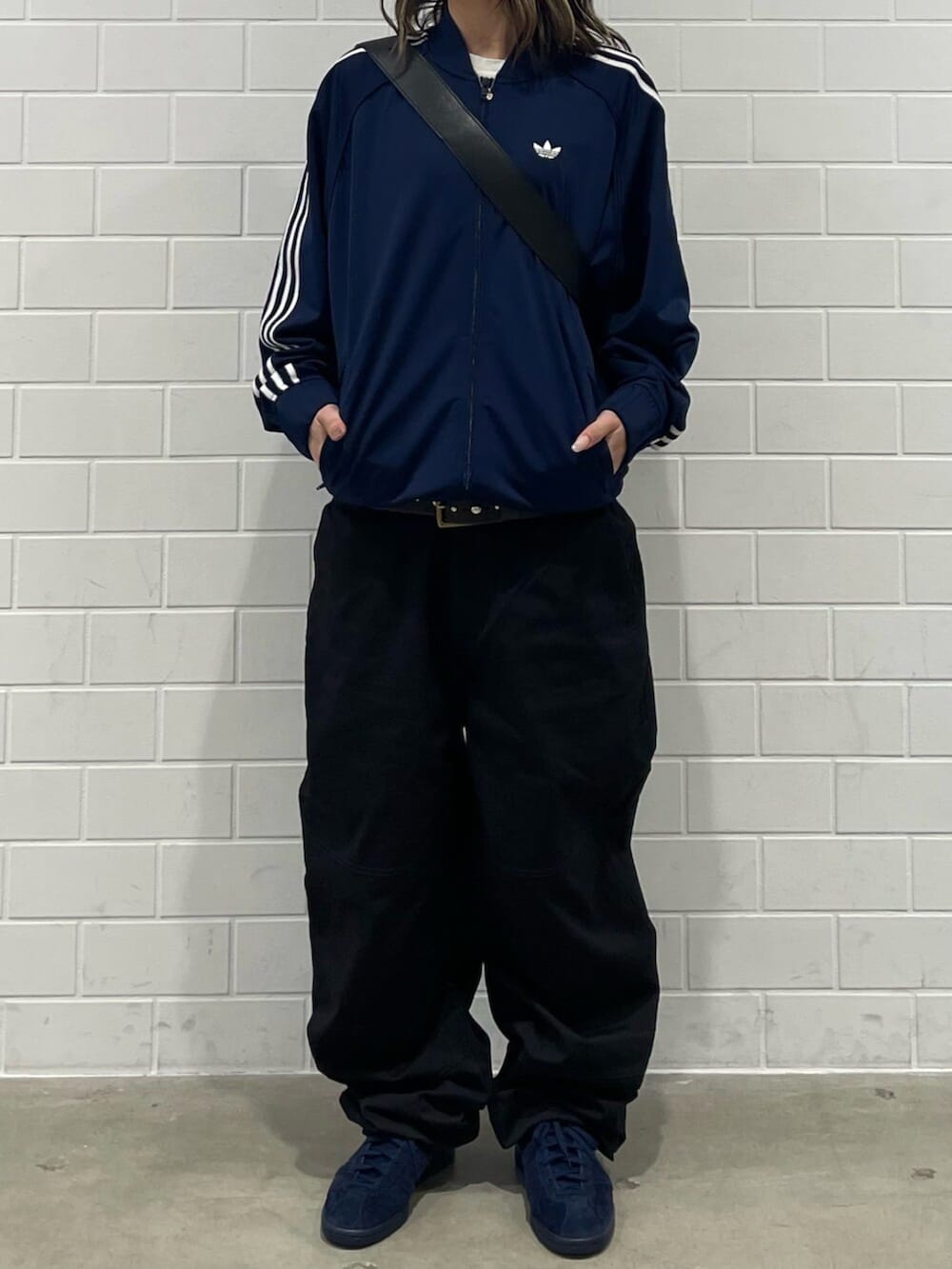 ブルー系のシューズ、ブラック系のその他パンツ、ブルー系のジャージを着用したレディースの冬コーディネートの2枚目の写真