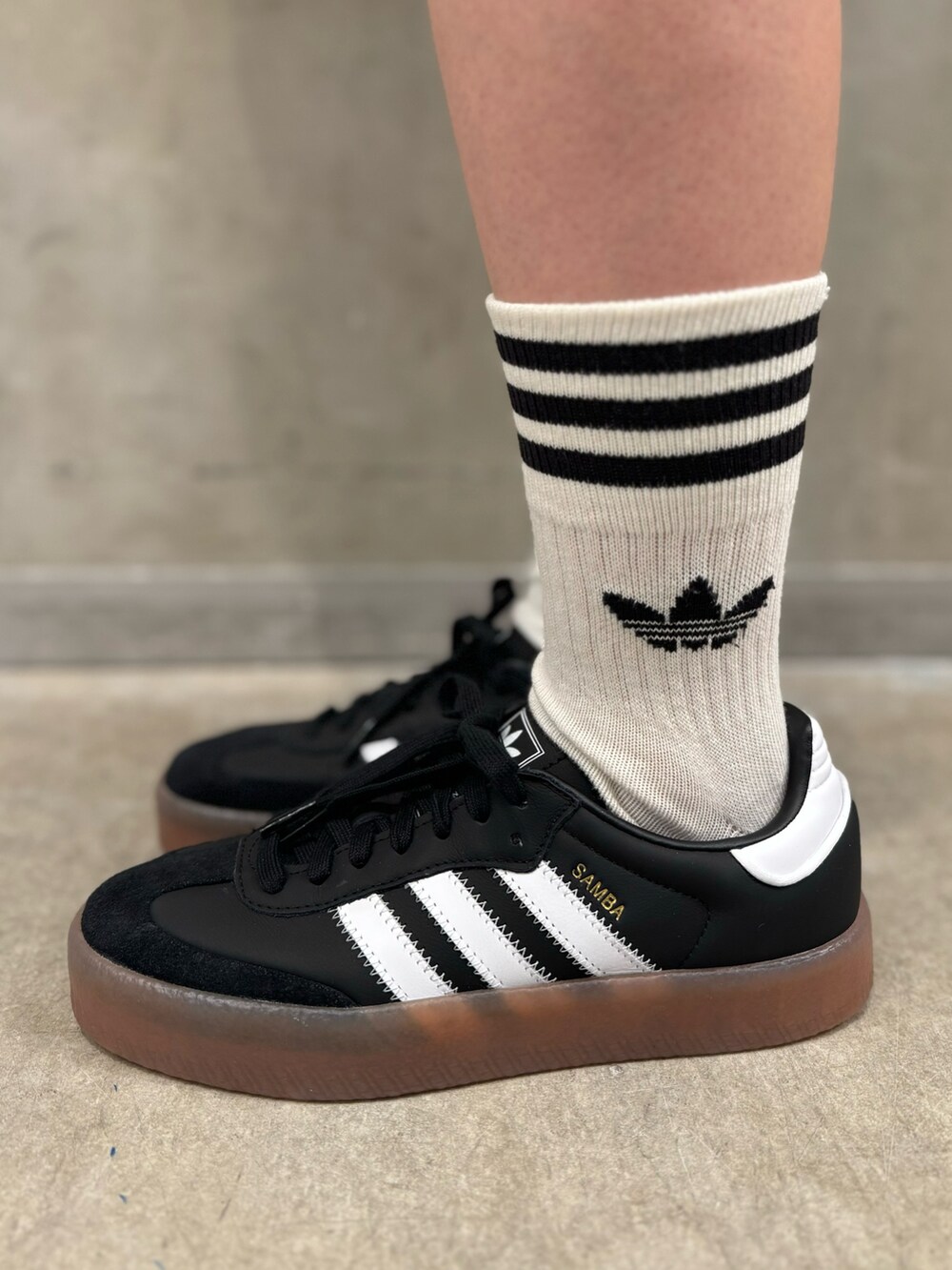 ブラウン系のTシャツ/カットソー、ベージュ系のスカート、ブラック系のショルダーバッグを着用したレディースの秋コーディネートの8枚目の写真