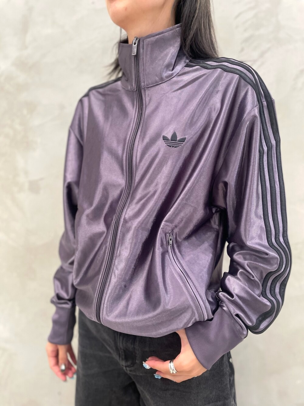 ブラウン系のスニーカー、グレー系のトップス、ブラック系のデニムパンツを着用したレディースの秋コーディネートの4枚目の写真