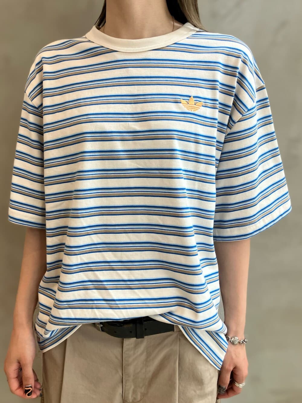 ブラウン系のその他パンツ、ブルー系のスニーカーを着用したレディースの夏コーディネートの4枚目の写真