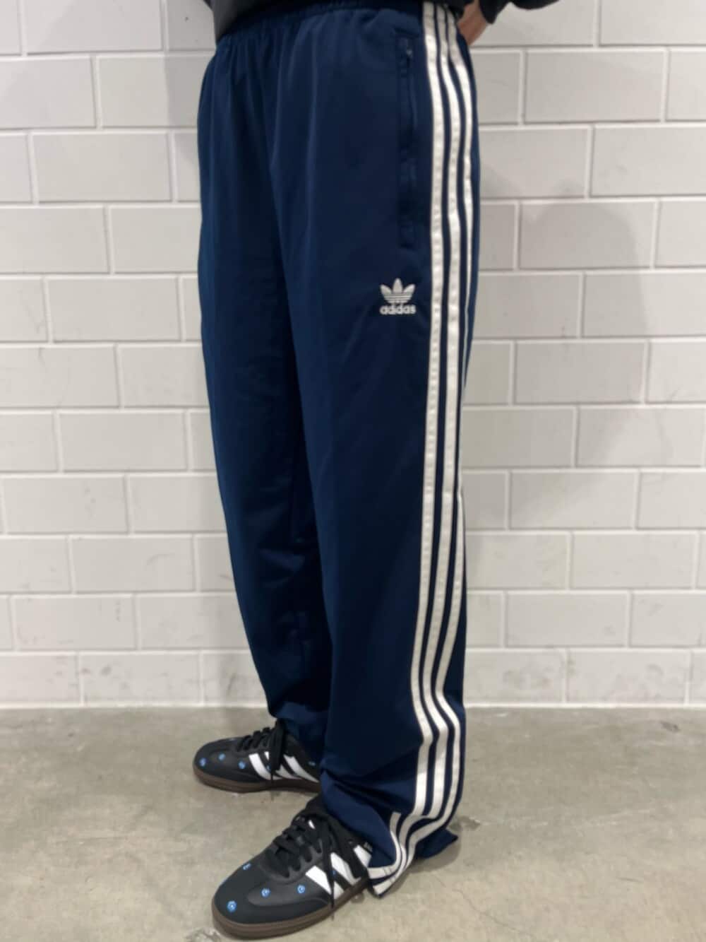 ブルー系のスウェットパンツ、ブラック系のブルゾン、ブラック系のスニーカーを着用したレディースの秋コーディネートの7枚目の写真