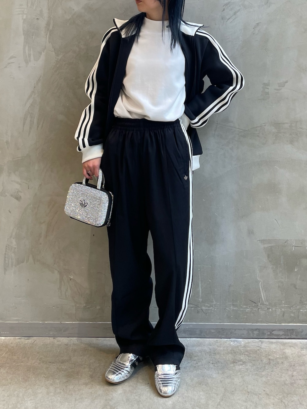 「スニーカー、adidas、クラッチバック、ジャージ、アディダス、トラックパンツ、adidas originals、長袖Tシャツ、トラックトップ、テコンドー」｜「adidasのプレミアム トラックトップ（ジャージ） / ジャージ / アディダスオリジナルス adidas Originals（ナイロンジャケット、ブラック系）」を使った、RTさん（レディース・160cm）の冬コーディネートの2枚目の写真