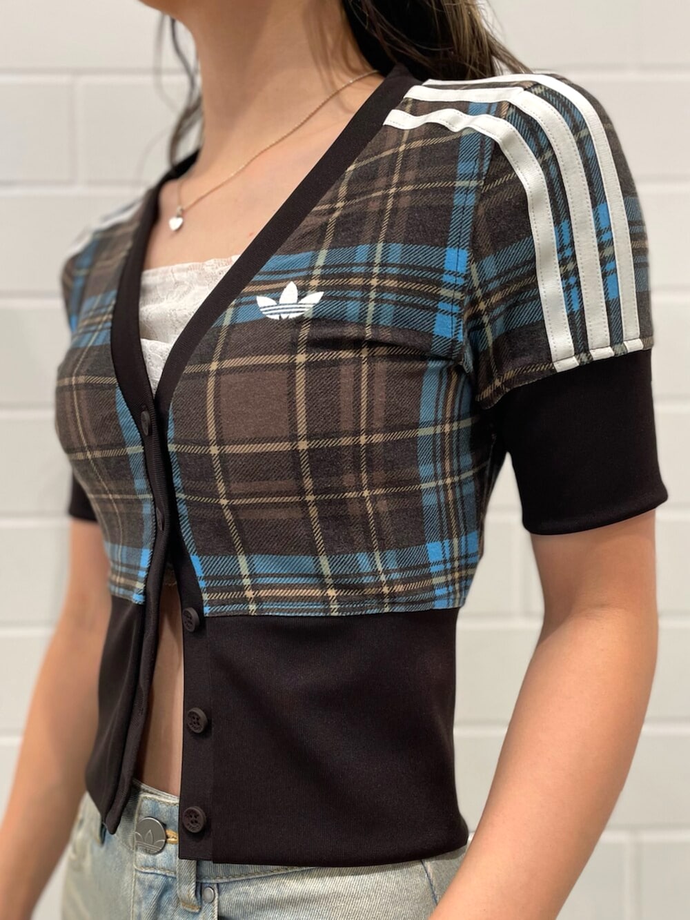 ブラック系のスニーカー、その他のパンツ、ブラウン系のシャツ/ブラウスを着用したレディースの冬コーディネートの3枚目の写真