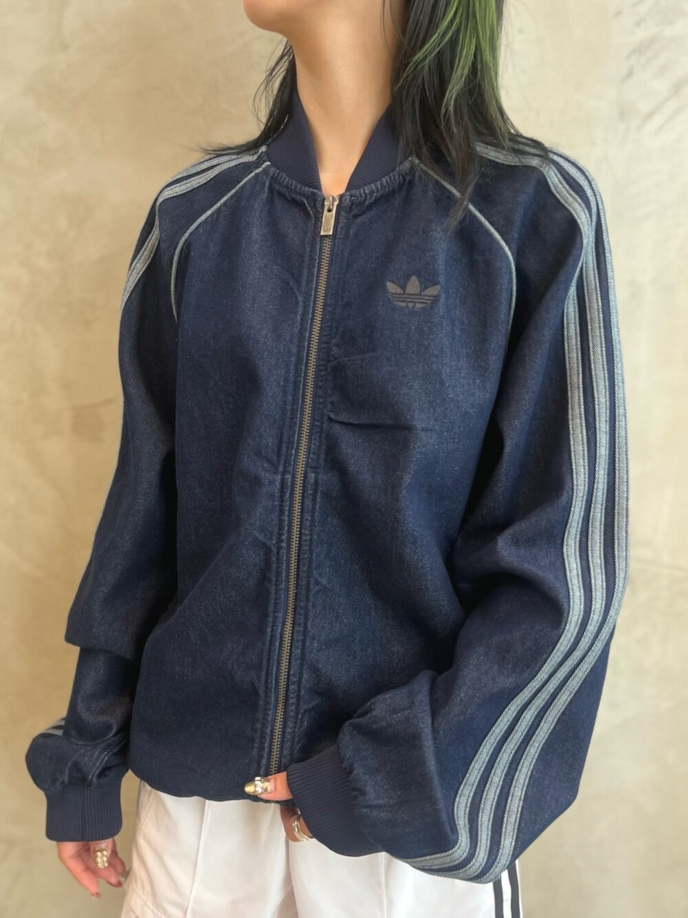 ホワイト系のその他パンツ、ブルー系のスニーカー、ブルー系のデニムジャケットを着用したレディースの夏コーディネートの4枚目の写真