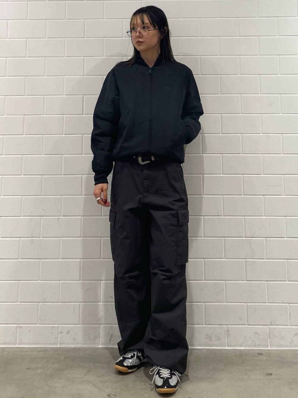 ブラック系のTシャツ/カットソー、ブラック系のブルゾン、グレー系のその他パンツを着用したレディースの冬コーディネートの3枚目の写真