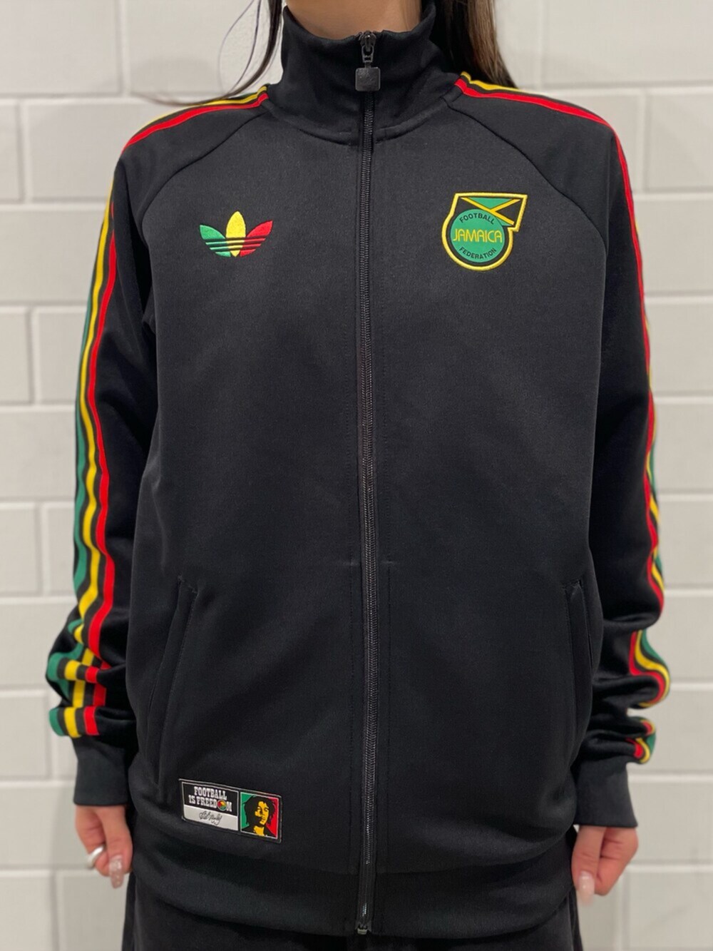 ブラック系のジャージ、その他のシューズを着用したレディースの冬コーディネートの4枚目の写真