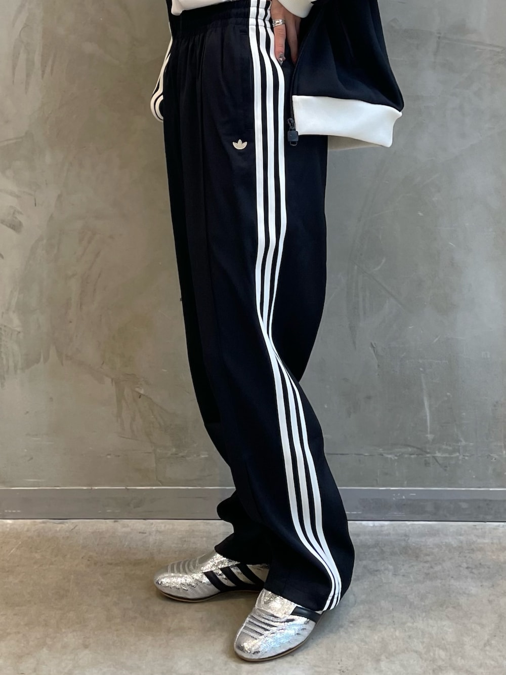 「スニーカー、adidas、クラッチバック、ジャージ、アディダス、トラックパンツ、adidas originals、長袖Tシャツ、トラックトップ、テコンドー」｜「adidasのプレミアム トラックトップ（ジャージ） / ジャージ / アディダスオリジナルス adidas Originals（ナイロンジャケット、ブラック系）」を使った、RTさん（レディース・160cm）の冬コーディネートの6枚目の写真