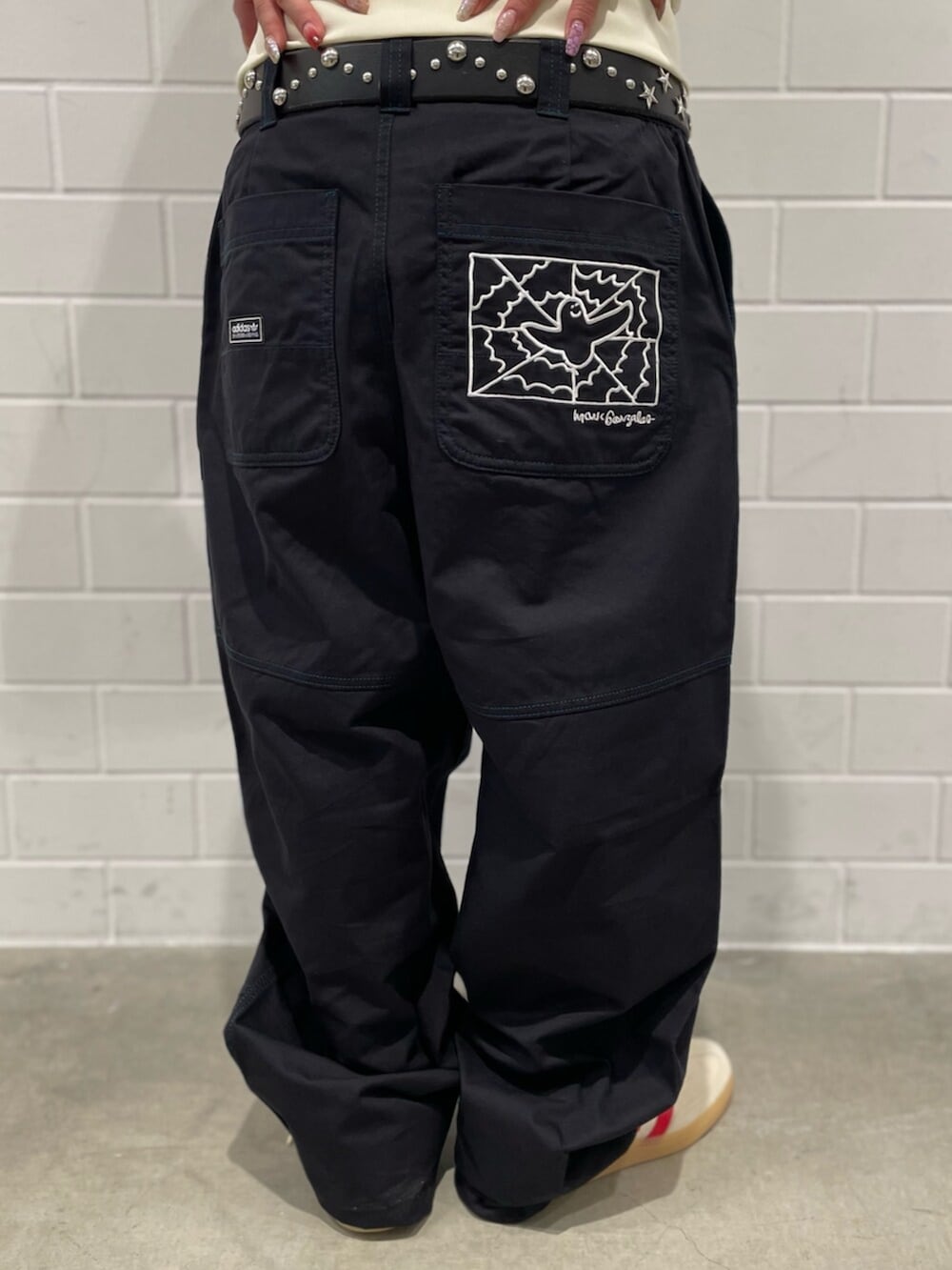 ブラック系のその他パンツ、ホワイト系のシューズ、ベージュ系のジャージを着用したレディースの冬コーディネートの7枚目の写真