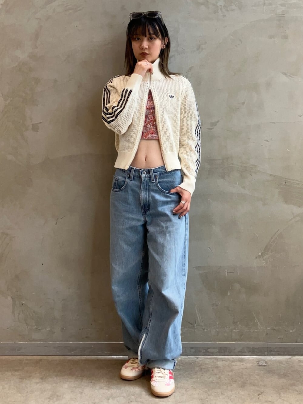 ホワイト系のジャージ、その他のトップス、ホワイト系のスニーカーを着用したレディースの夏コーディネートの3枚目の写真