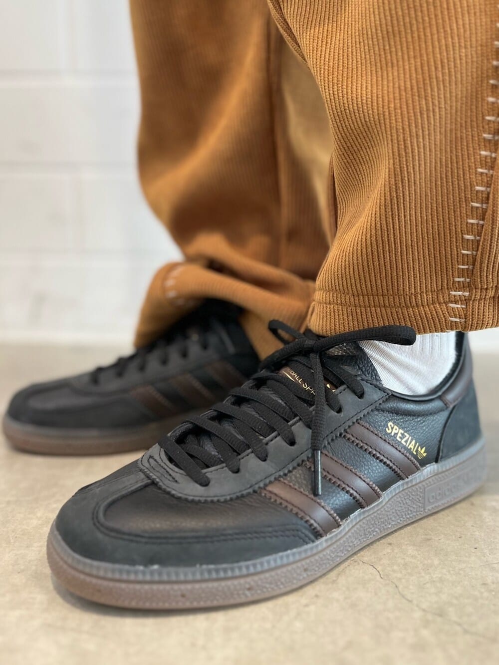 ブラック系のショルダーバッグ、ブラック系のジャージ、ブラック系のスニーカーを着用したレディースの冬コーディネートの6枚目の写真