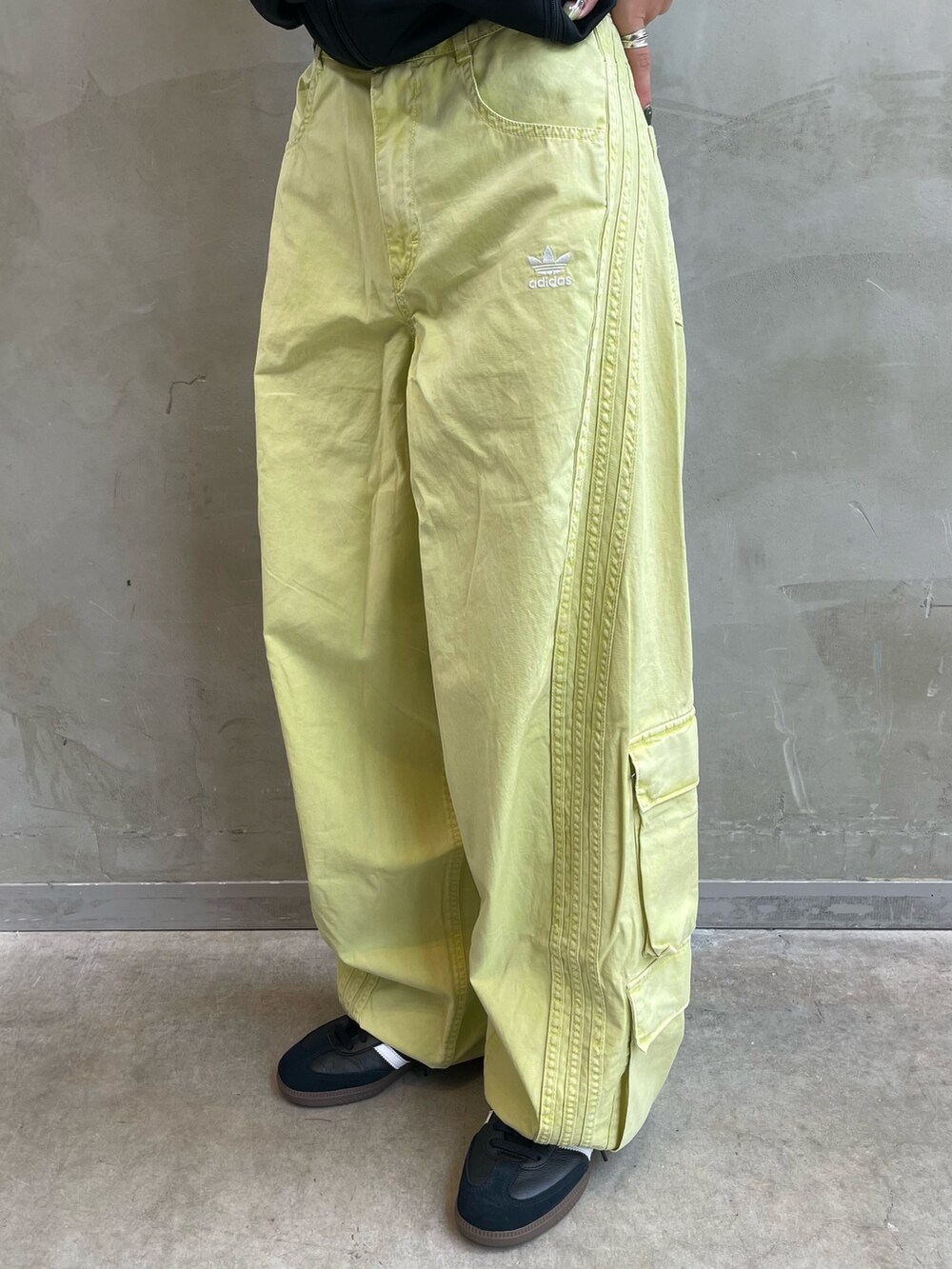 ブラック系のジャージ、グリーン系のカーゴパンツ、ブラック系のシューズを着用したレディースの秋コーディネートの5枚目の写真