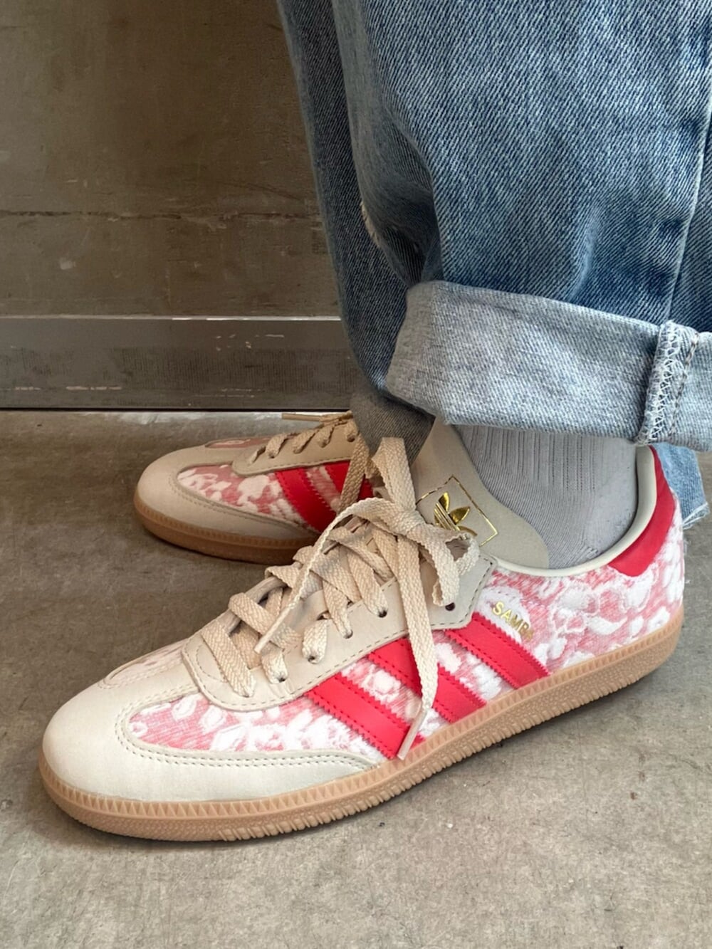 ホワイト系のジャージ、その他のトップス、ホワイト系のスニーカーを着用したレディースの夏コーディネートの6枚目の写真