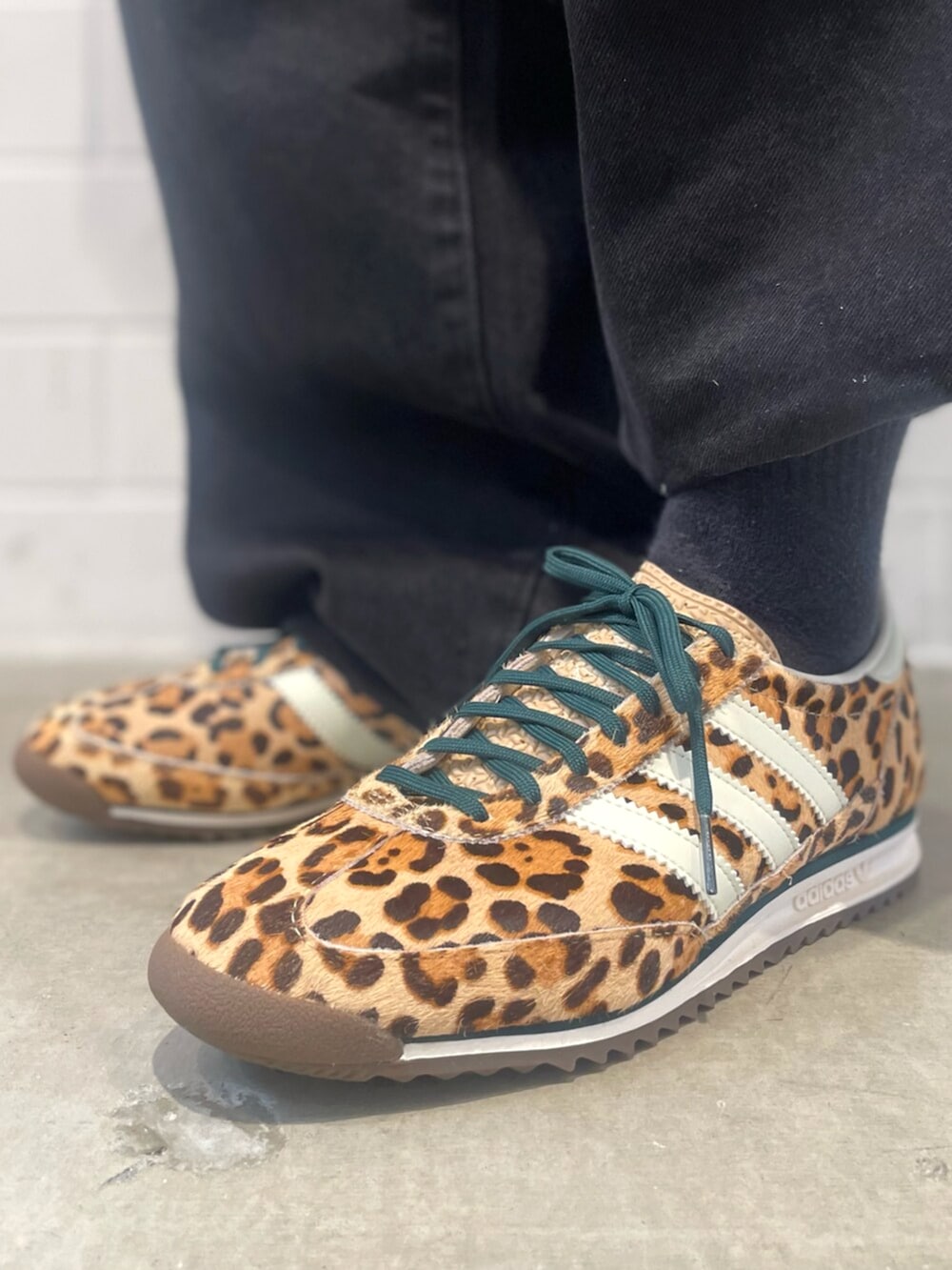 ベージュ系のスニーカー、ホワイト系のスウェットを着用したレディースの冬コーディネートの6枚目の写真