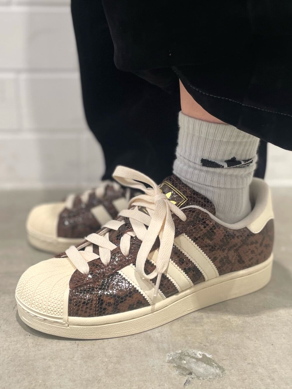 ブラック系のその他パンツ、ブラウン系のジャケット/アウター、ブラック系のニットキャップ/ビーニーを着用したレディースの秋コーディネートの8枚目の写真