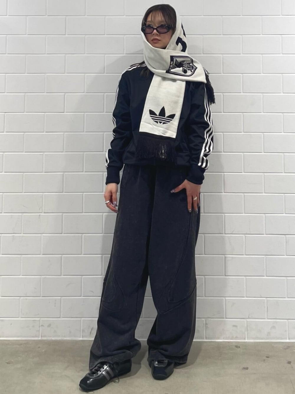 ブラック系のその他パンツ、ブラック系のジャージ、ブラック系のスニーカーを着用したレディースの春コーディネートの3枚目の写真