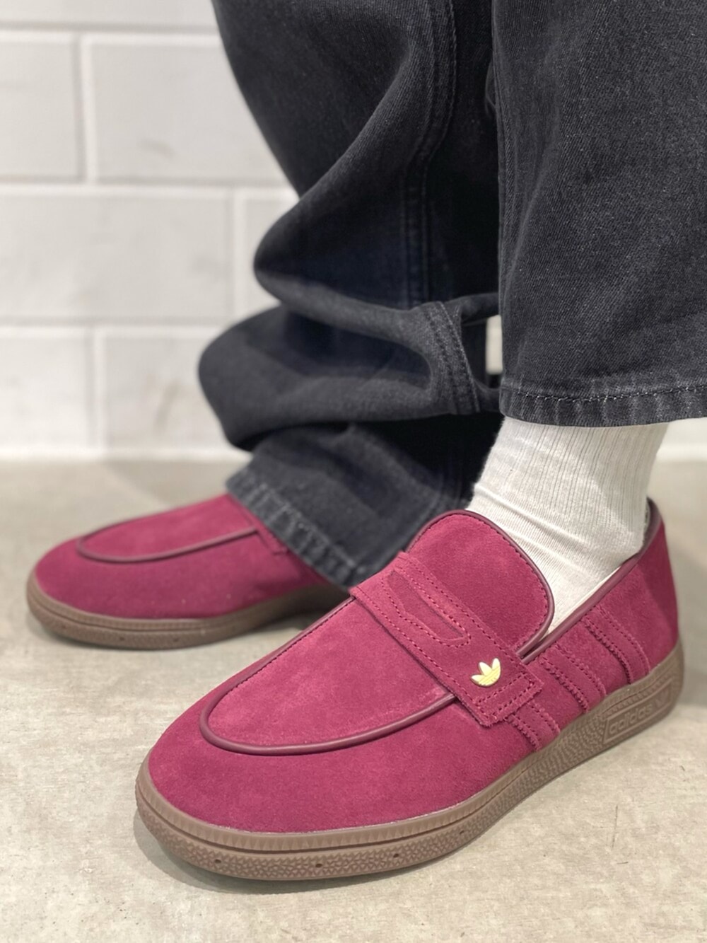 レッド系のスニーカー、ブルー系のトップス、ブラック系のデニムパンツを着用したレディースの春コーディネートの6枚目の写真