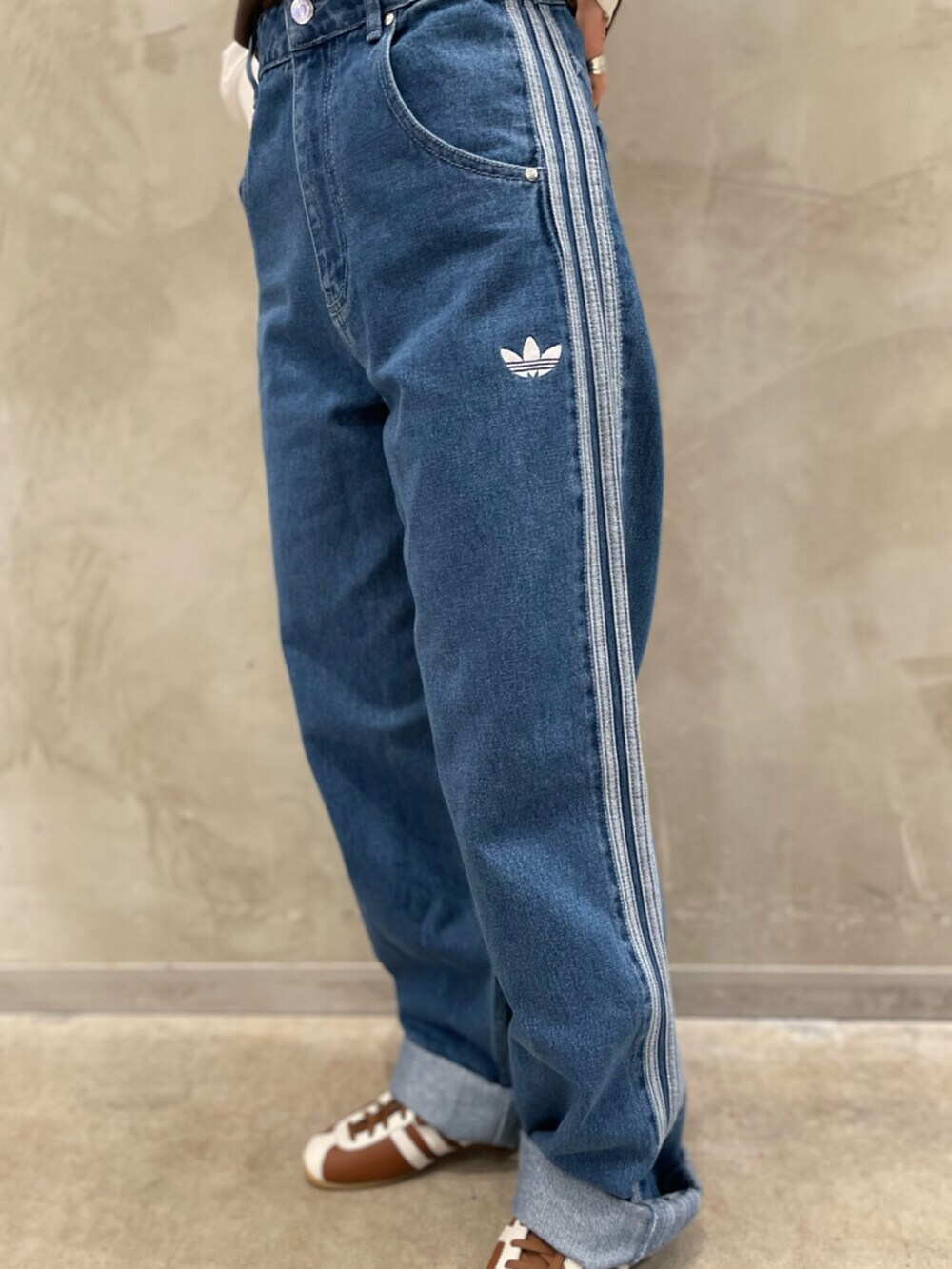 ブラウン系のTシャツ/カットソー、ブルー系のデニムパンツ、ブラウン系のシューズを着用したレディースの冬コーディネートの5枚目の写真