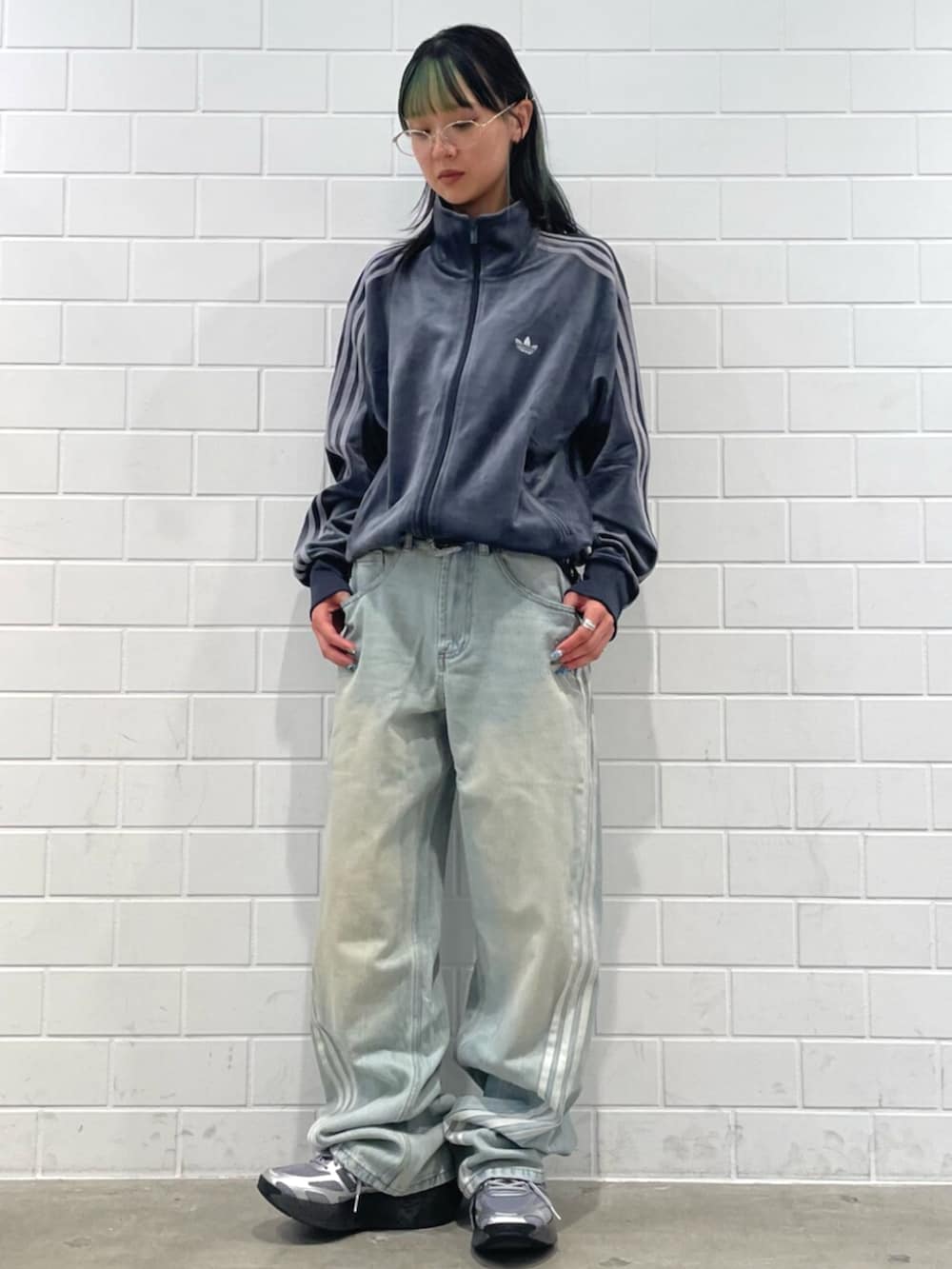グレー系のジャージ、シルバー系のスニーカー、ブルー系のその他パンツを着用したレディースの秋コーディネートの3枚目の写真
