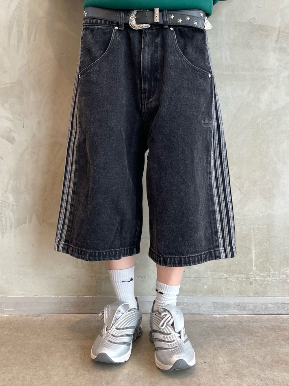 ブラック系のその他パンツ、グレー系のシューズを着用したレディースの秋コーディネートの3枚目の写真