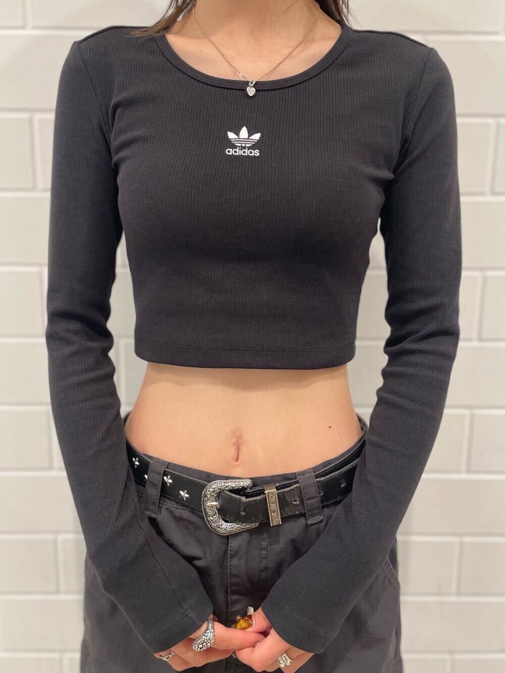 ブラック系のTシャツ/カットソー、ブラック系のブルゾン、グレー系のその他パンツを着用したレディースの冬コーディネートの6枚目の写真