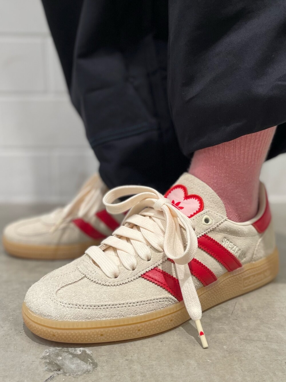 ブラック系のその他パンツ、ホワイト系のシューズ、ベージュ系のジャージを着用したレディースの冬コーディネートの8枚目の写真