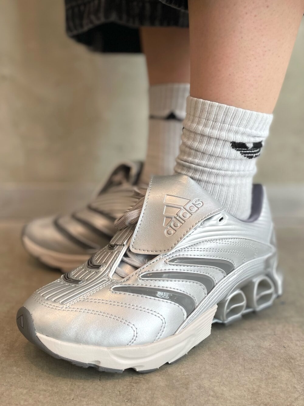 ブラック系のその他パンツ、グレー系のシューズを着用したレディースの秋コーディネートの4枚目の写真