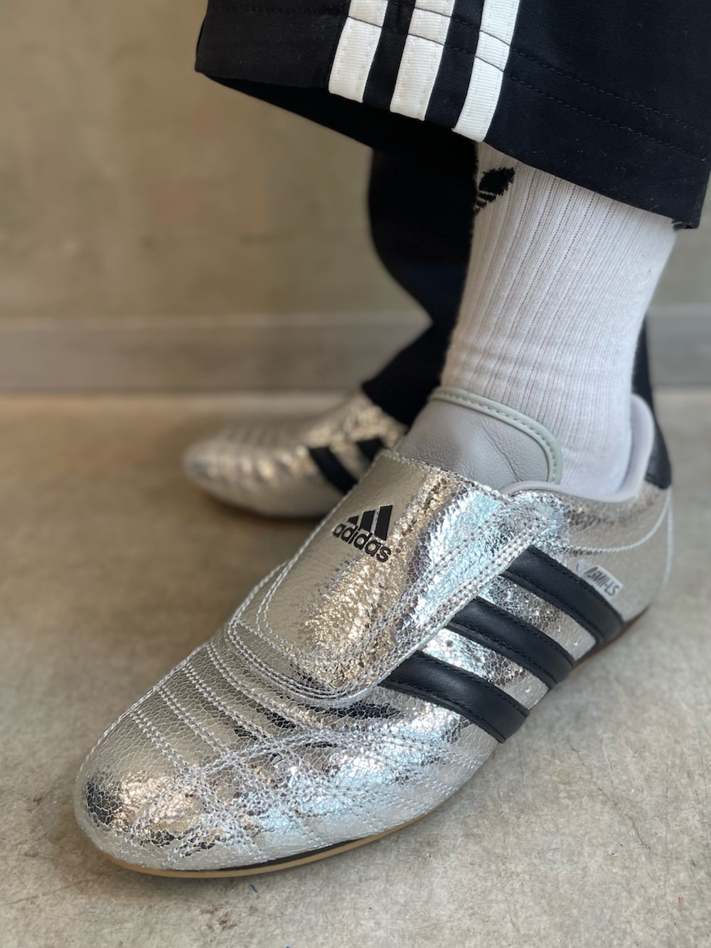「スニーカー、adidas、クラッチバック、ジャージ、アディダス、トラックパンツ、adidas originals、長袖Tシャツ、トラックトップ、テコンドー」｜「adidasのプレミアム トラックトップ（ジャージ） / ジャージ / アディダスオリジナルス adidas Originals（ナイロンジャケット、ブラック系）」を使った、RTさん（レディース・160cm）の冬コーディネートの8枚目の写真