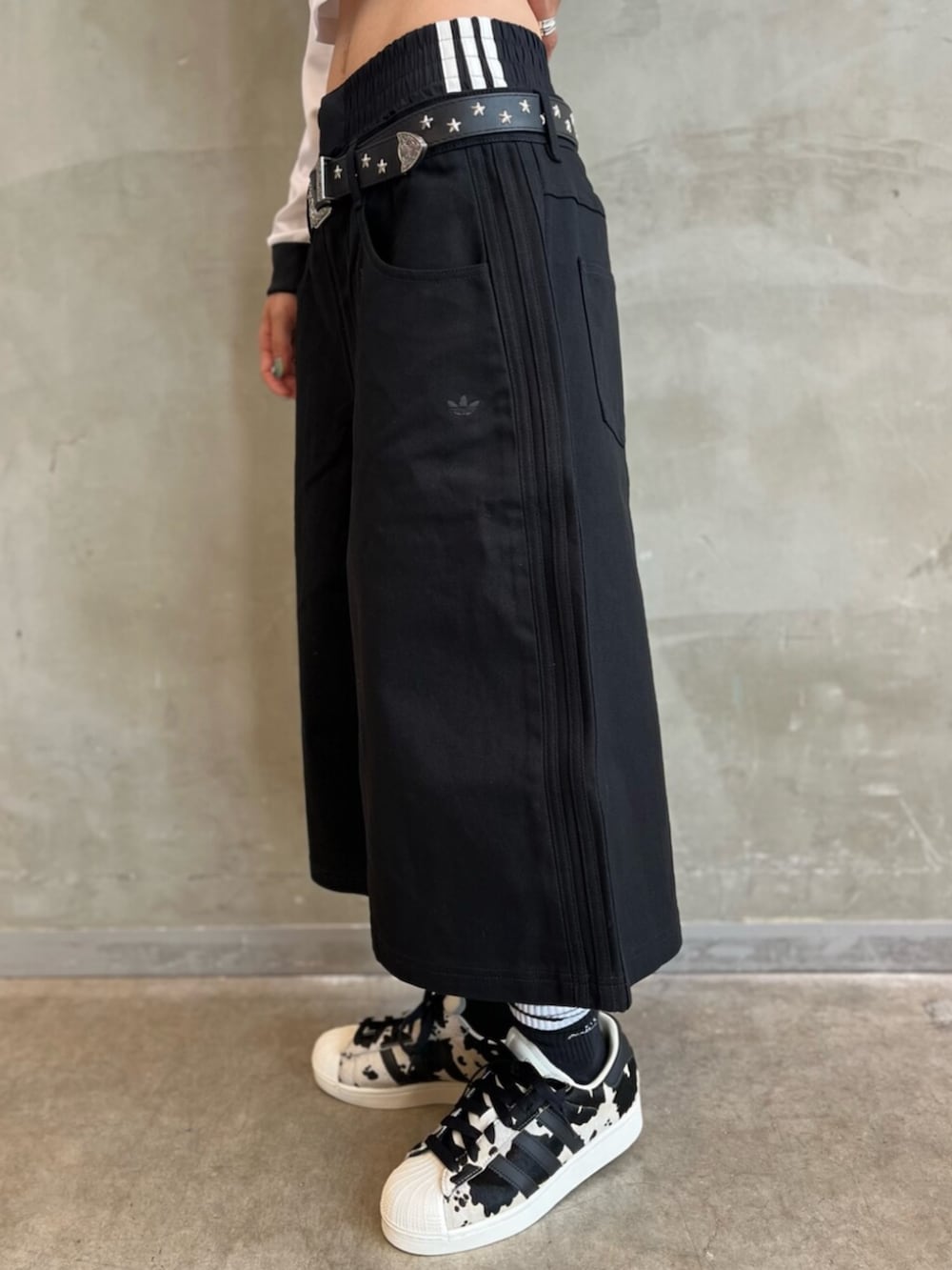 ブラック系のパンツ、ブラック系のスニーカー、ブラック系のバックパック/リュックを着用したレディースの夏コーディネートの5枚目の写真