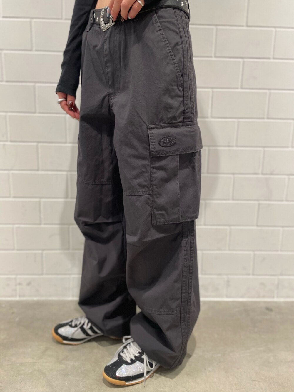 ブラック系のTシャツ/カットソー、ブラック系のブルゾン、グレー系のその他パンツを着用したレディースの冬コーディネートの7枚目の写真