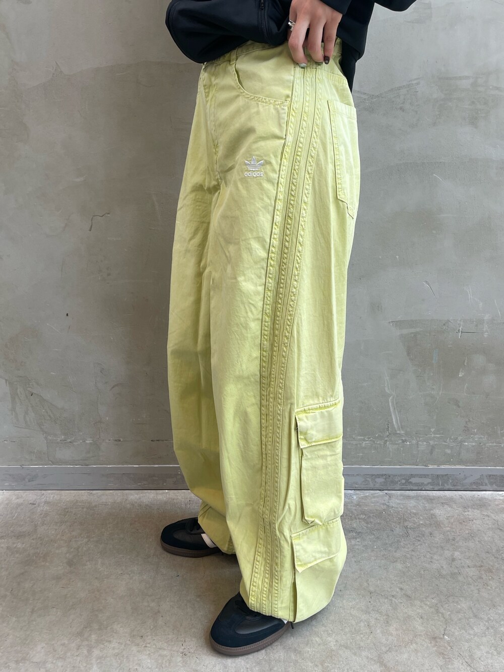 ブラック系のジャージ、グリーン系のカーゴパンツ、ブラック系のシューズを着用したレディースの秋コーディネートの4枚目の写真