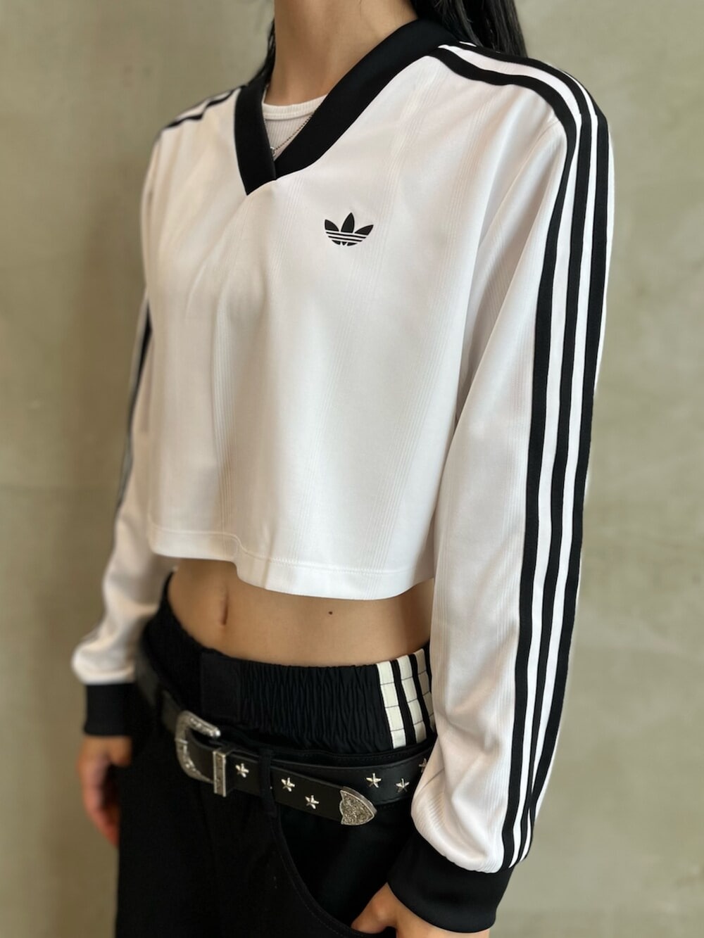 ブラック系のパンツ、ブラック系のスニーカー、ブラック系のバックパック/リュックを着用したレディースの夏コーディネートの3枚目の写真