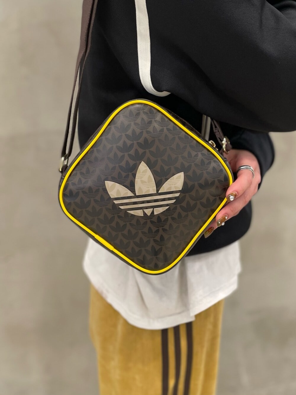 ブラック系のナイロンジャケット、ベージュ系のその他パンツ、ブラック系のスニーカーを着用したレディースの冬コーディネートの4枚目の写真