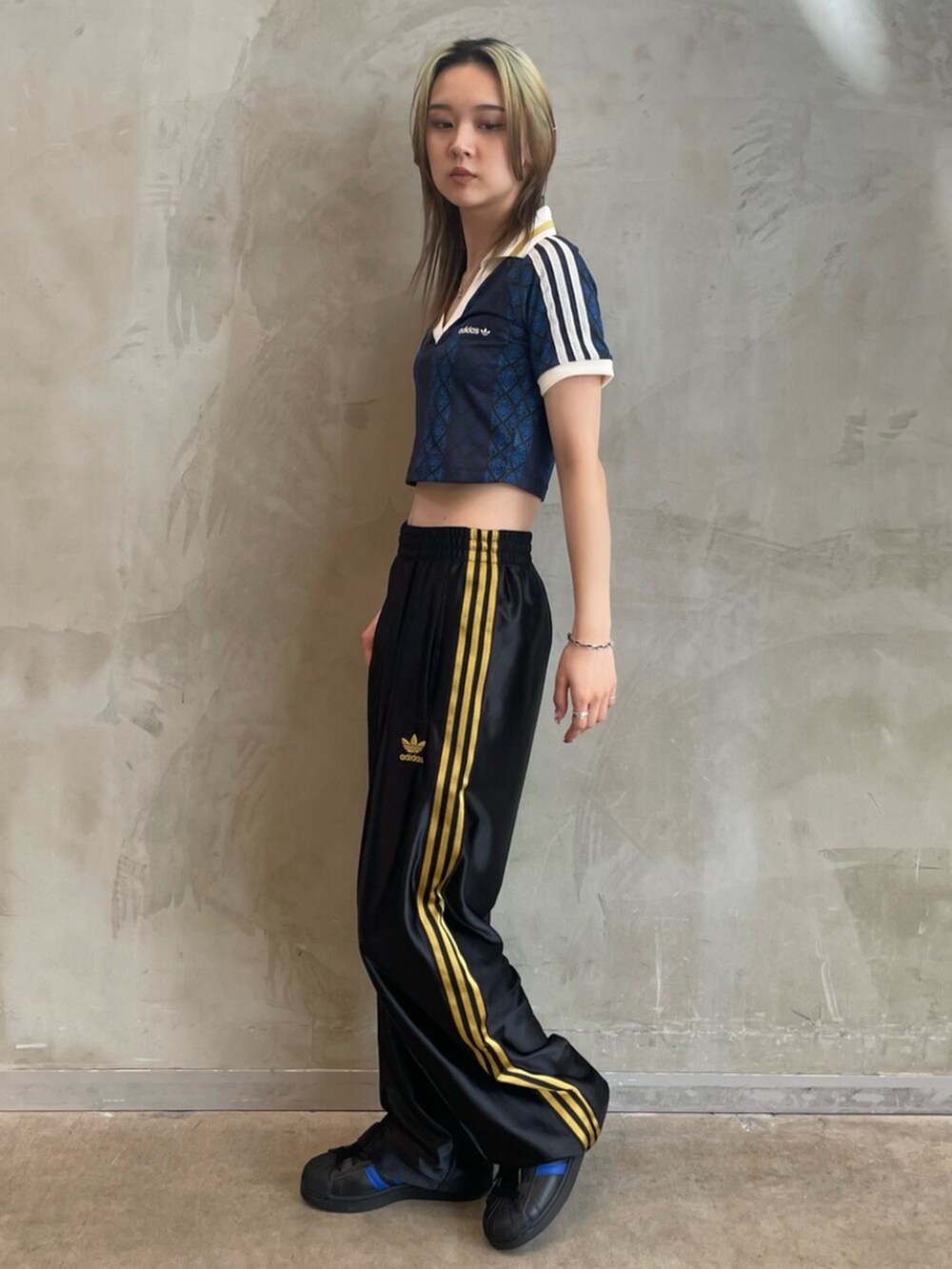 ブラック系のスニーカー、ブラック系のその他パンツ、ブラック系のTシャツ/カットソーを着用したレディースの春コーディネートの3枚目の写真