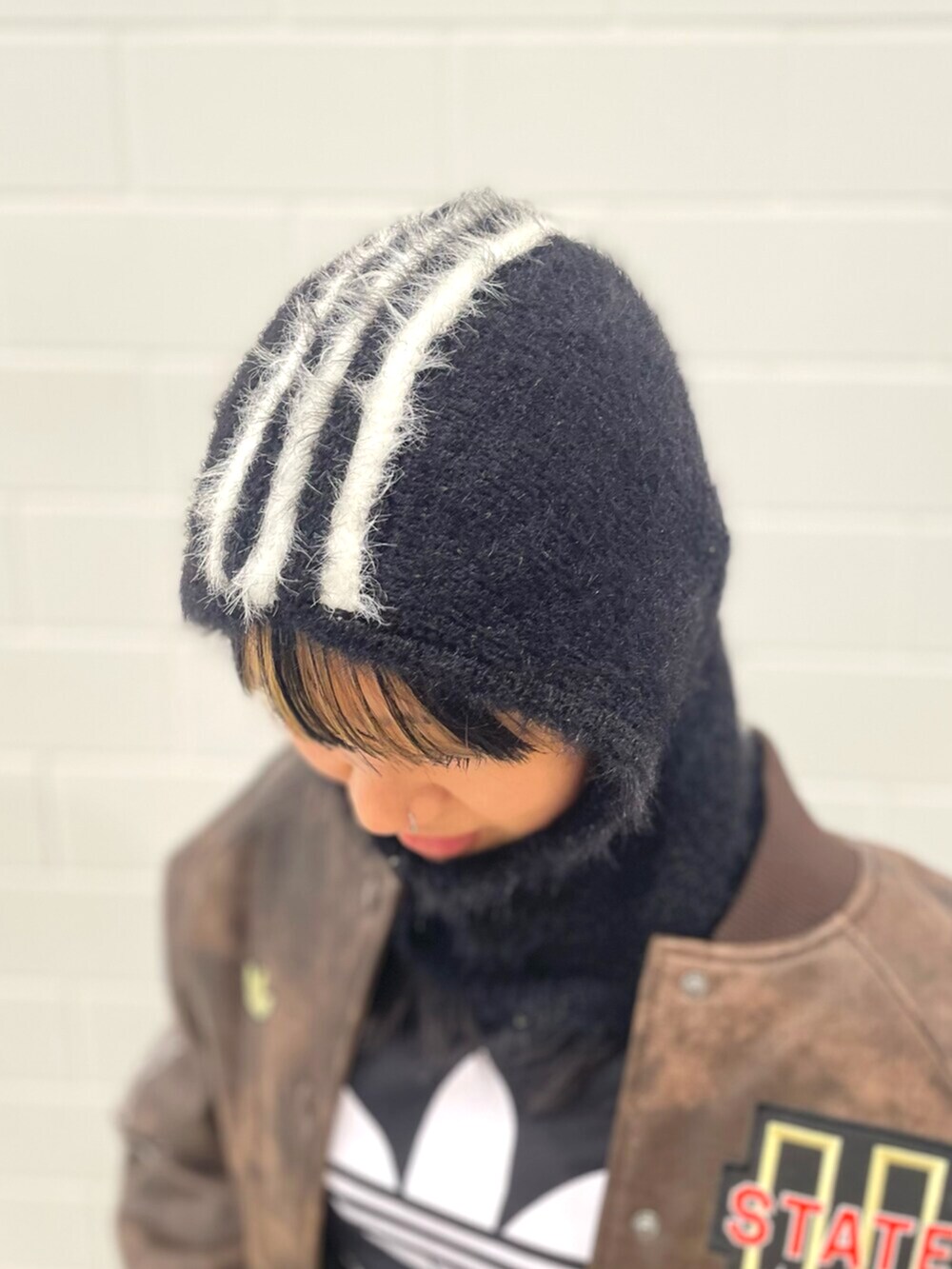 ブラック系のその他パンツ、ブラウン系のジャケット/アウター、ブラック系のニットキャップ/ビーニーを着用したレディースの秋コーディネートの4枚目の写真