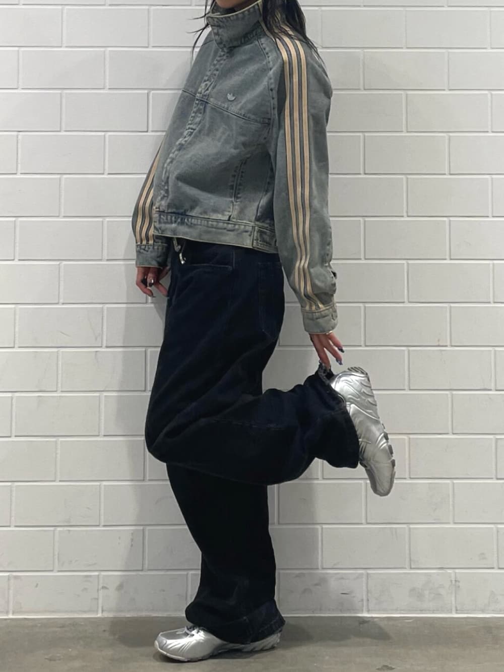 ブルー系のデニムジャケット、シルバー系のシューズを着用したレディースの秋コーディネートの2枚目の写真