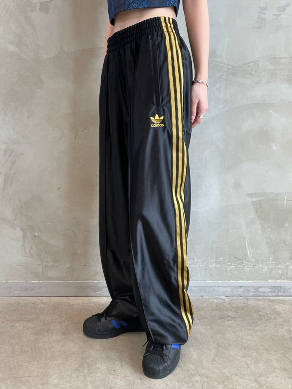 ブラック系のスニーカー、ブラック系のその他パンツ、ブラック系のTシャツ/カットソーを着用したレディースの春コーディネートの5枚目の写真