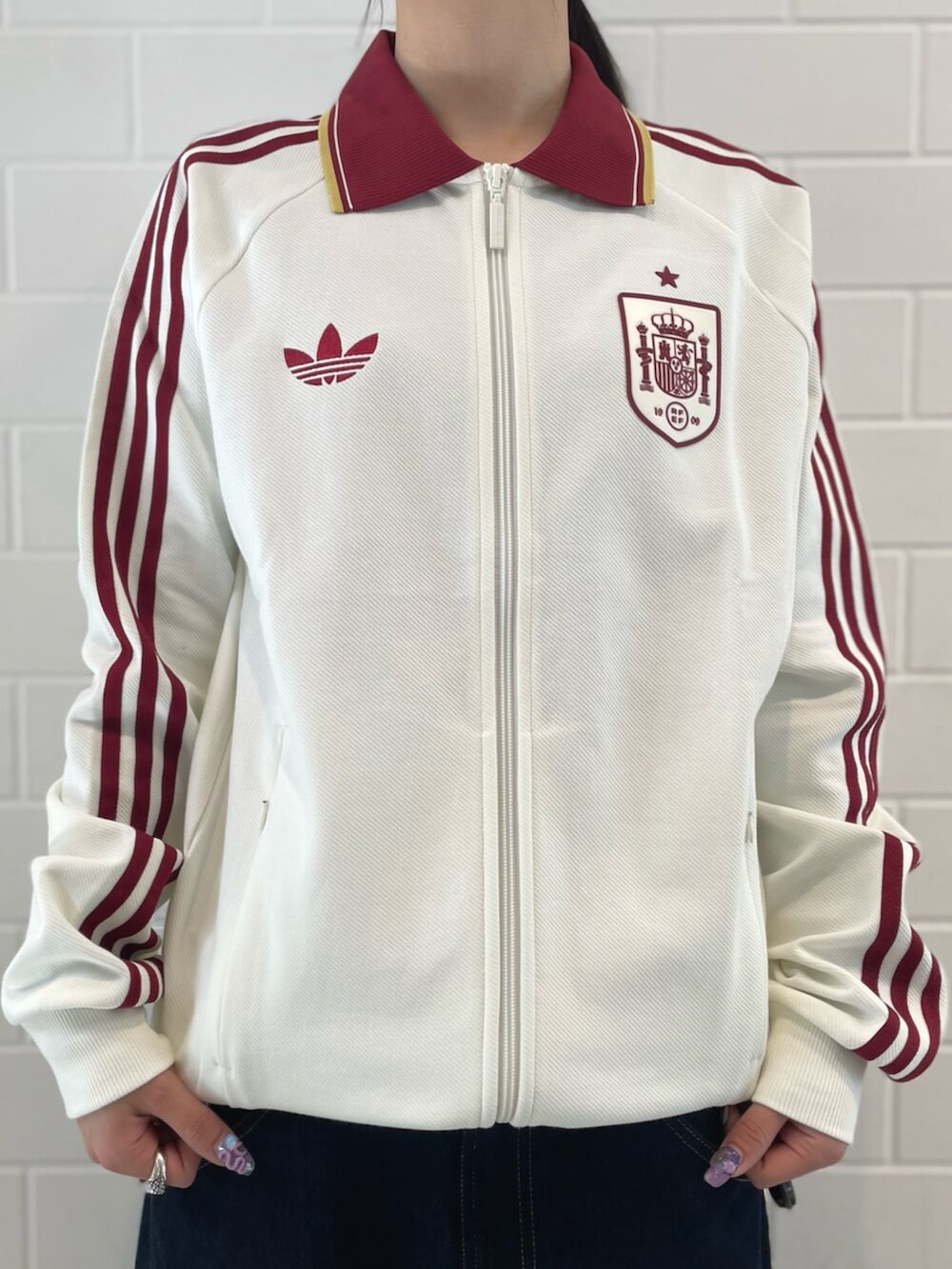 ホワイト系のトップス、レッド系のシューズを着用したレディースの春コーディネートの3枚目の写真